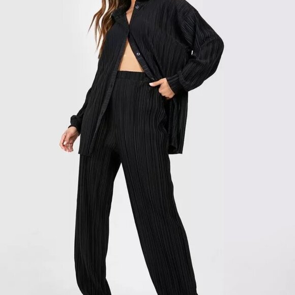 Boohoo Pants - NWT! BooHoo Plisse Floor Sweeping Wide Leg Pants